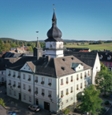 Rathaus mit Kirchturm im Hintergrund